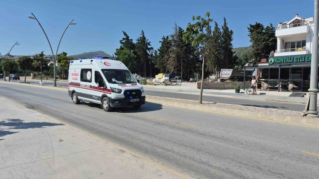 SAĞLIK EKİPLERİNİN İLK MÜDAHALESİNİN ARDINDAN AĞIR YARALI AMBULANSLA MUĞLA EĞİTİM VE ARAŞTIRMA...