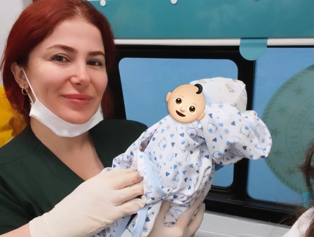 SAĞLIK EKİPLERİNİN SOĞUKKANLI VE PROFESYONEL MÜDAHALESİ SAYESİNDE BEBEK SAĞLIKLI ŞEKİLDE DÜNYAYA...