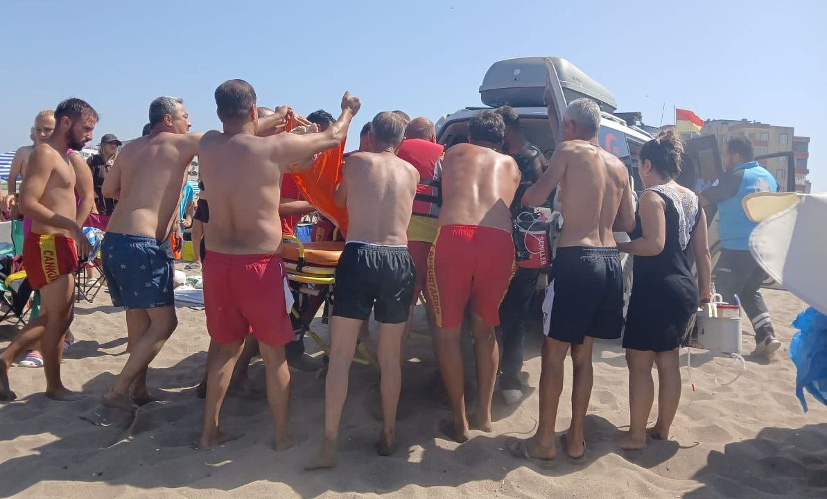 SAHİLDE SAĞLIK EKİPLERİ VE CANKURTARANLAR TARAFINDAN DAKİKALARCA KALP MASAJI YAPILAN ŞAHIS...