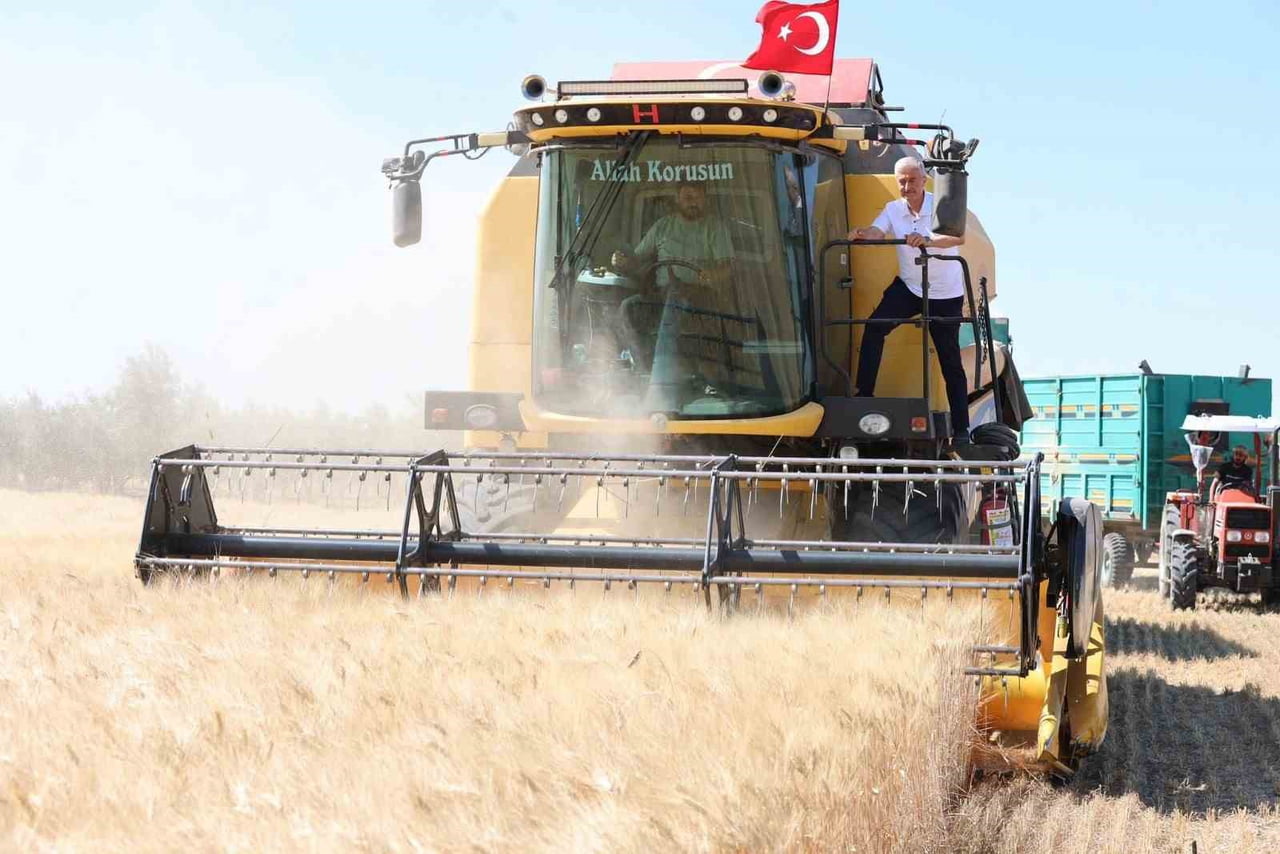 ŞAHİNBEY’DE BUĞDAY HASADI ÇİFTÇİLERİ MUTLU ETTİ