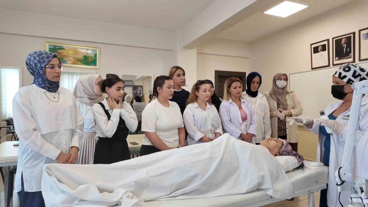 ŞAHİNBEY’DE KADINLAR GÜZELLİK SEKTÖRÜNE HAZIRLANIYOR