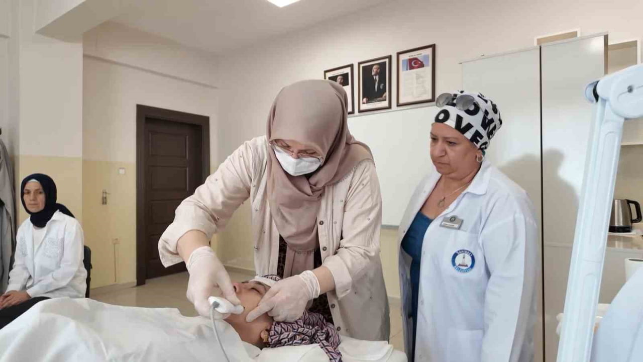 ŞAHİNBEY’DE KADINLAR GÜZELLİK SEKTÖRÜNE HAZIRLANIYOR