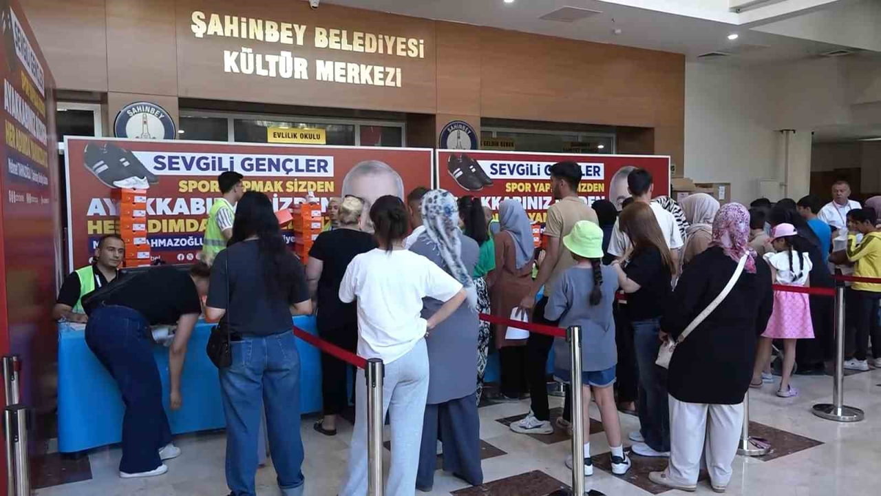 ŞAHİNBEY’DEN ÖĞRENCİLERE SPOR AYAKKABI GELENEĞİ DEVAM EDİYOR