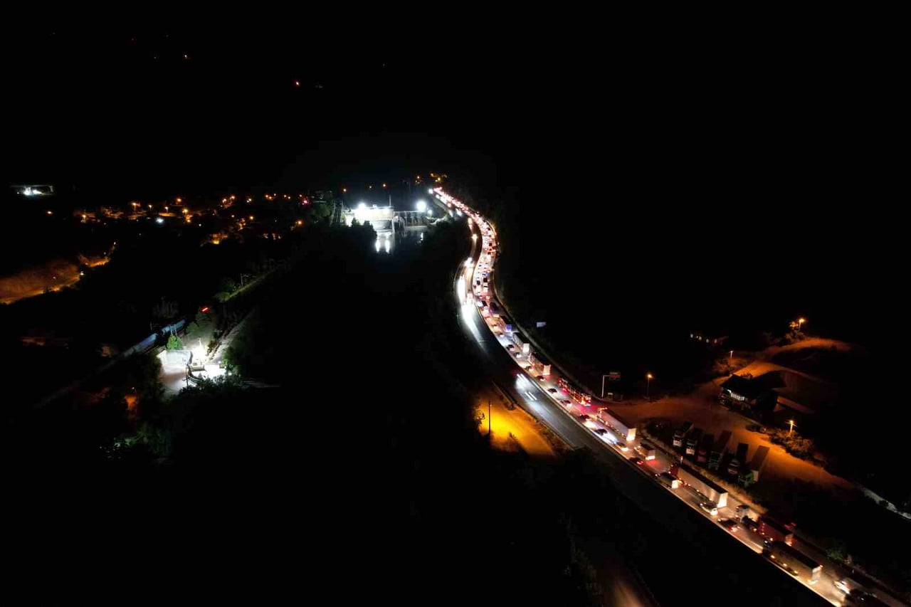 SAKARYA'DA ADAPAZARI-PAMUKOVA D-650 KARAYOLU PAMUKOVA YÖNÜNDE SÜREN YOL ÇALIŞMASI VE MEYDANA GELEN...
