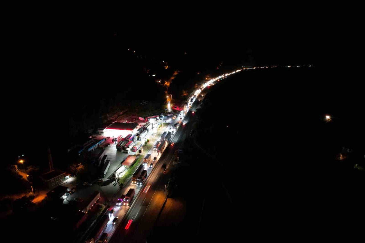 SAKARYA'DA ADAPAZARI-PAMUKOVA D-650 KARAYOLU PAMUKOVA YÖNÜNDE SÜREN YOL ÇALIŞMASI VE MEYDANA GELEN...