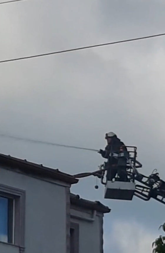SAKARYA'DA İKİ KATLI BETONARME BİNANIN ÇATI KATINDA ÇIKAN YANGIN, İTFAİYE EKİPLERİNİN...