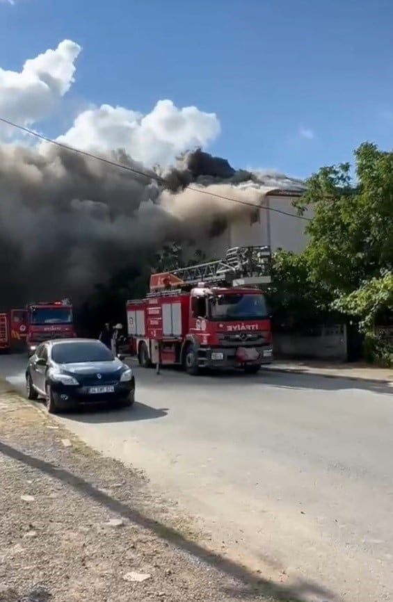 SAKARYA'DA İKİ KATLI BETONARME BİNANIN ÇATI KATINDA ÇIKAN YANGIN, İTFAİYE EKİPLERİNİN...