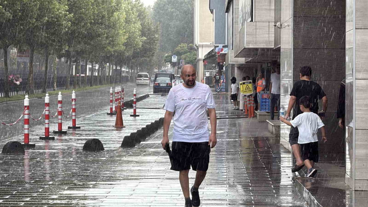 SAKARYA'DA SAĞANAK YAĞIŞ, KENTTE GÜNLÜK YAŞAMI OLUMSUZ ETKİLEDİ.