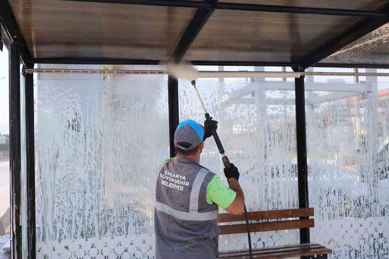 SAKARYA'DA ŞEHİR GENELİNDEKİ TOPLU TAŞIMA DURAKLARINDA TEMİZLİK VE BAKIM ÇALIŞMASI...