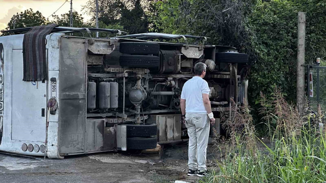 SAKARYA'NIN ADAPAZARI İLÇESİ D 650 KARAYOLUNDA SAMAN YÜKLÜ TIR İLE ÇARPIŞAN İŞÇİLERİ TAŞIYAN...