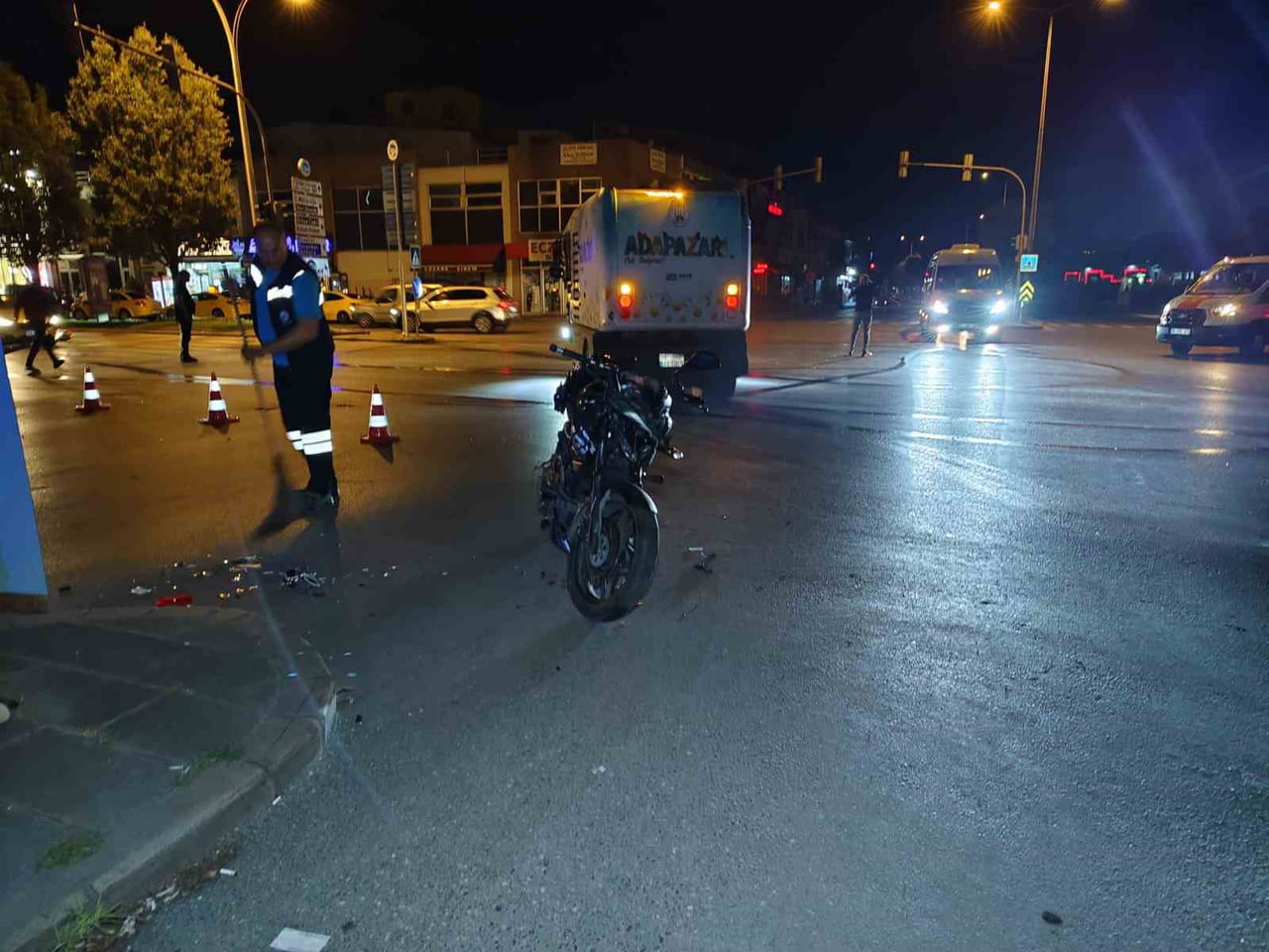 SAKARYA'NIN ADAPAZARI İLÇESİNDE 1 HAFİF TİCARİ ARAÇ İLE 2 MOTOSİKLETİN ÇARPIŞTIĞI TRAFİK KAZASINDA...
