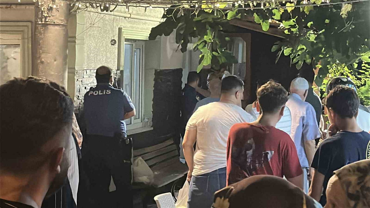 SAKARYA'NIN ADAPAZARI İLÇESİNDE 20 YAŞINDAKİ ÇOCUĞUNU EVDE KENDİNİ ASMIŞ HALDE BULUNAN BABANIN...