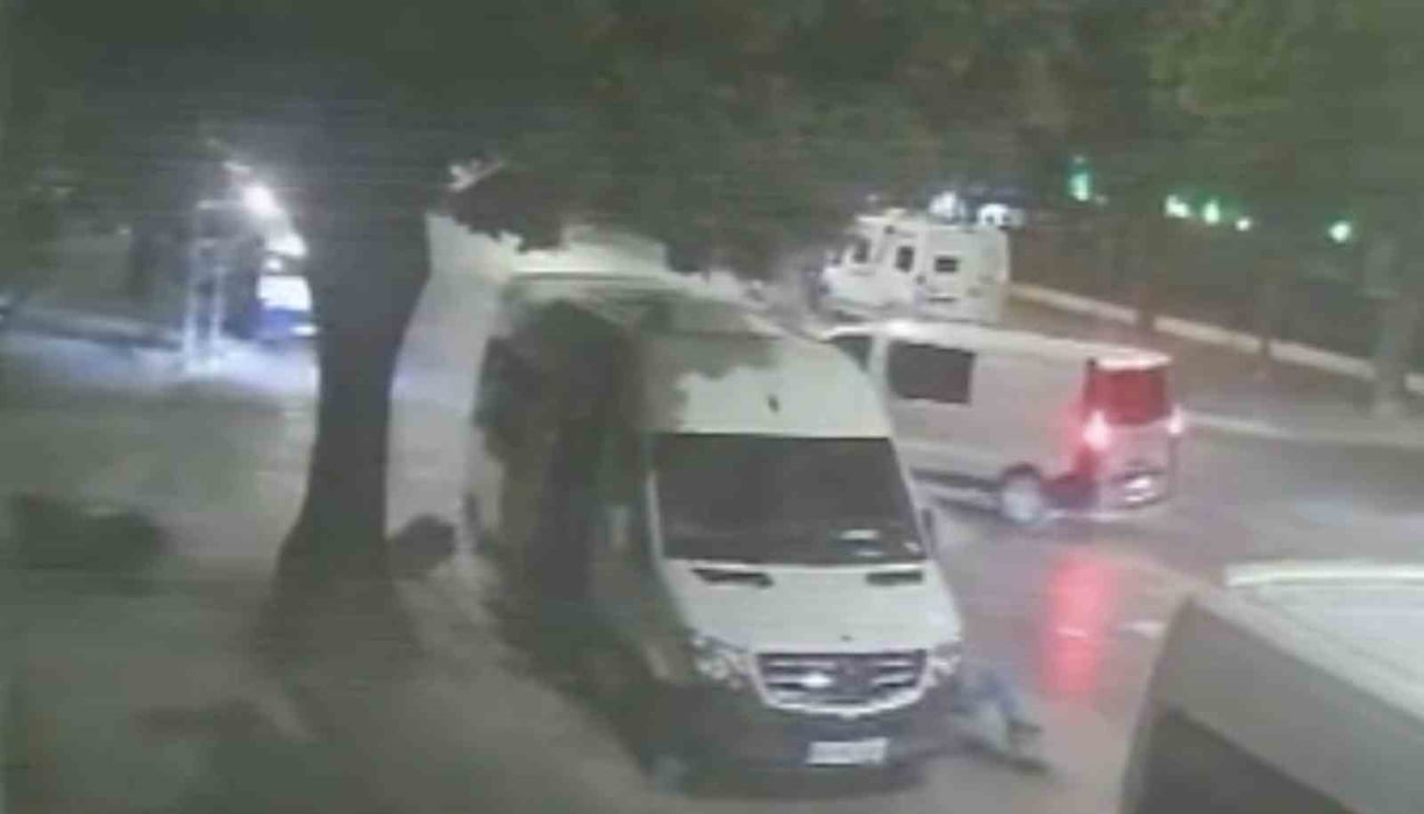 SAKARYA'NIN ADAPAZARI İLÇESİNDE HAFİF TİCARİ ARAÇ İLE İKİ MOTOSİKLETİN ÇARPIŞMASI NETİCESİNDE 2...
