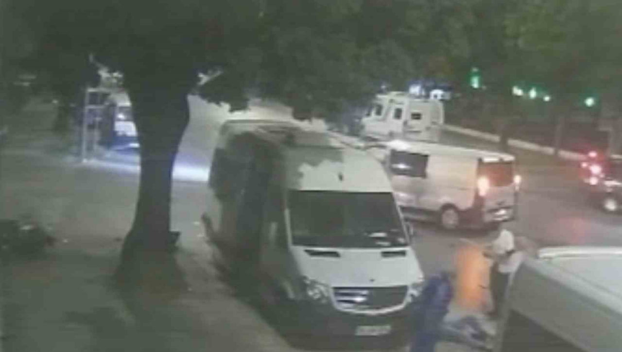 SAKARYA'NIN ADAPAZARI İLÇESİNDE HAFİF TİCARİ ARAÇ İLE İKİ MOTOSİKLETİN ÇARPIŞMASI NETİCESİNDE 2...