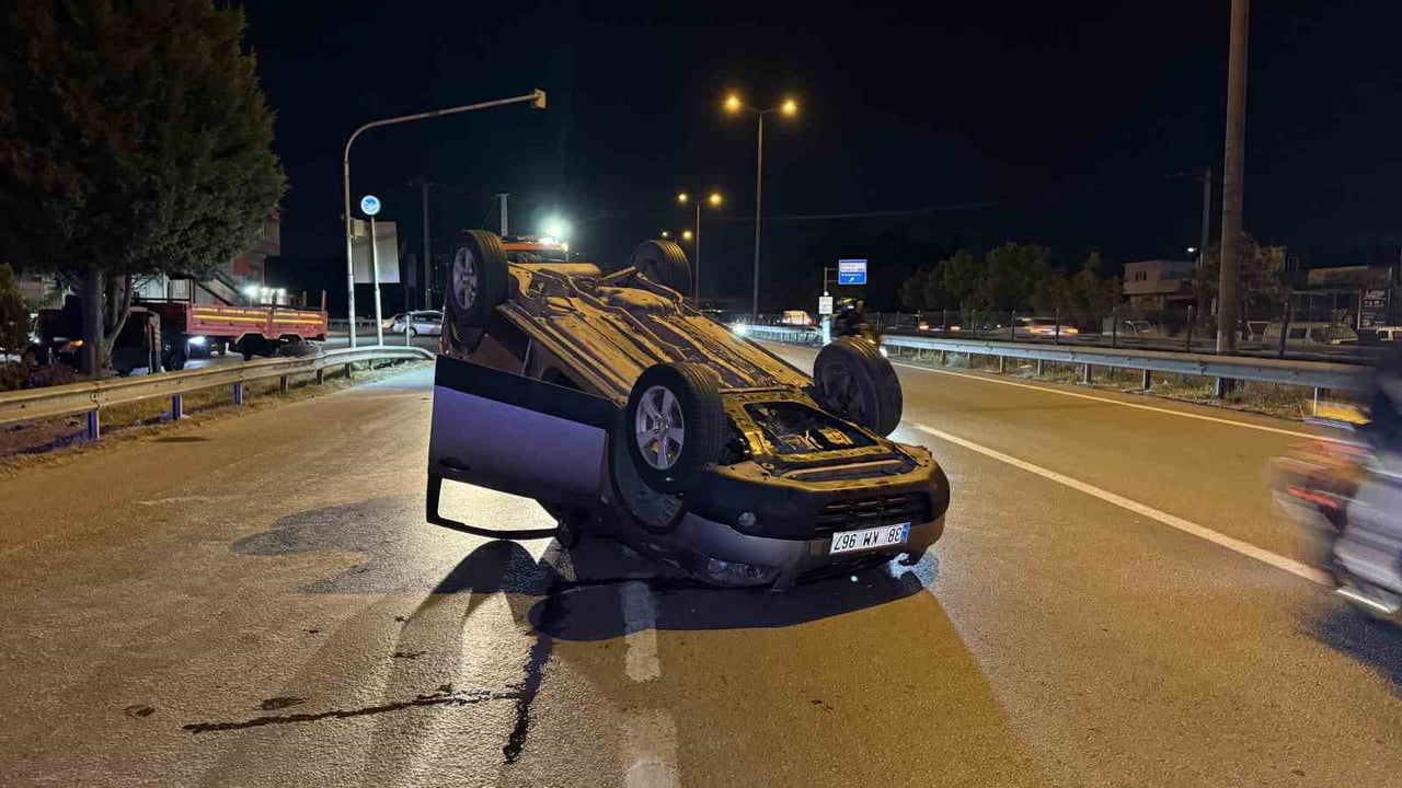 SAKARYA'NIN ADAPAZARI İLÇESİNDE İKİ SUV TARZI ARACIN ÇARPIŞMASIYLA MEYDANA GELEN TRAFİK KAZASINDA...