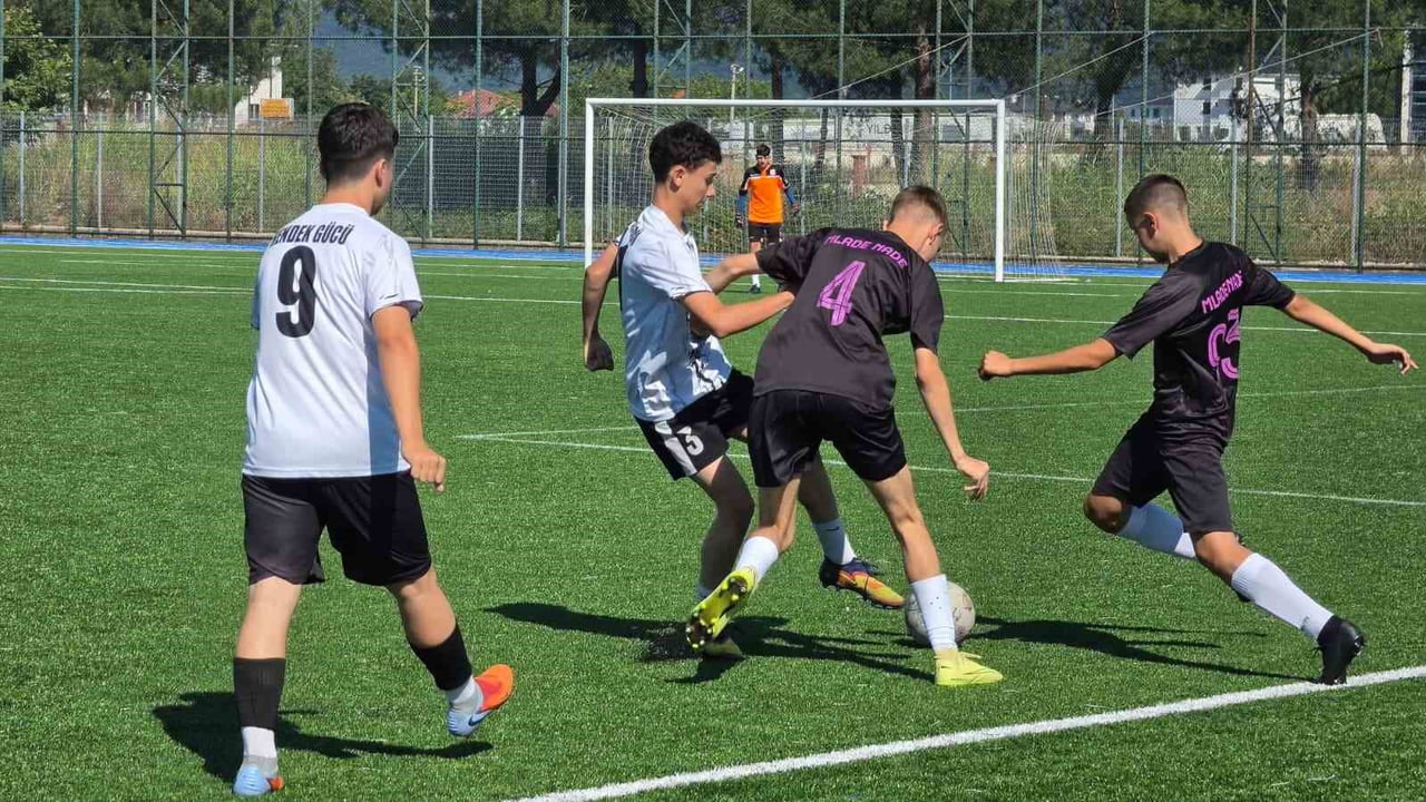 SAKARYA'NIN AKYAZI İLÇESİNDE DÜZENLENEN "GENÇ UMUTLAR FUTBOL TURNUVASI" İÇİN BOSNA HERSEK'TEN...