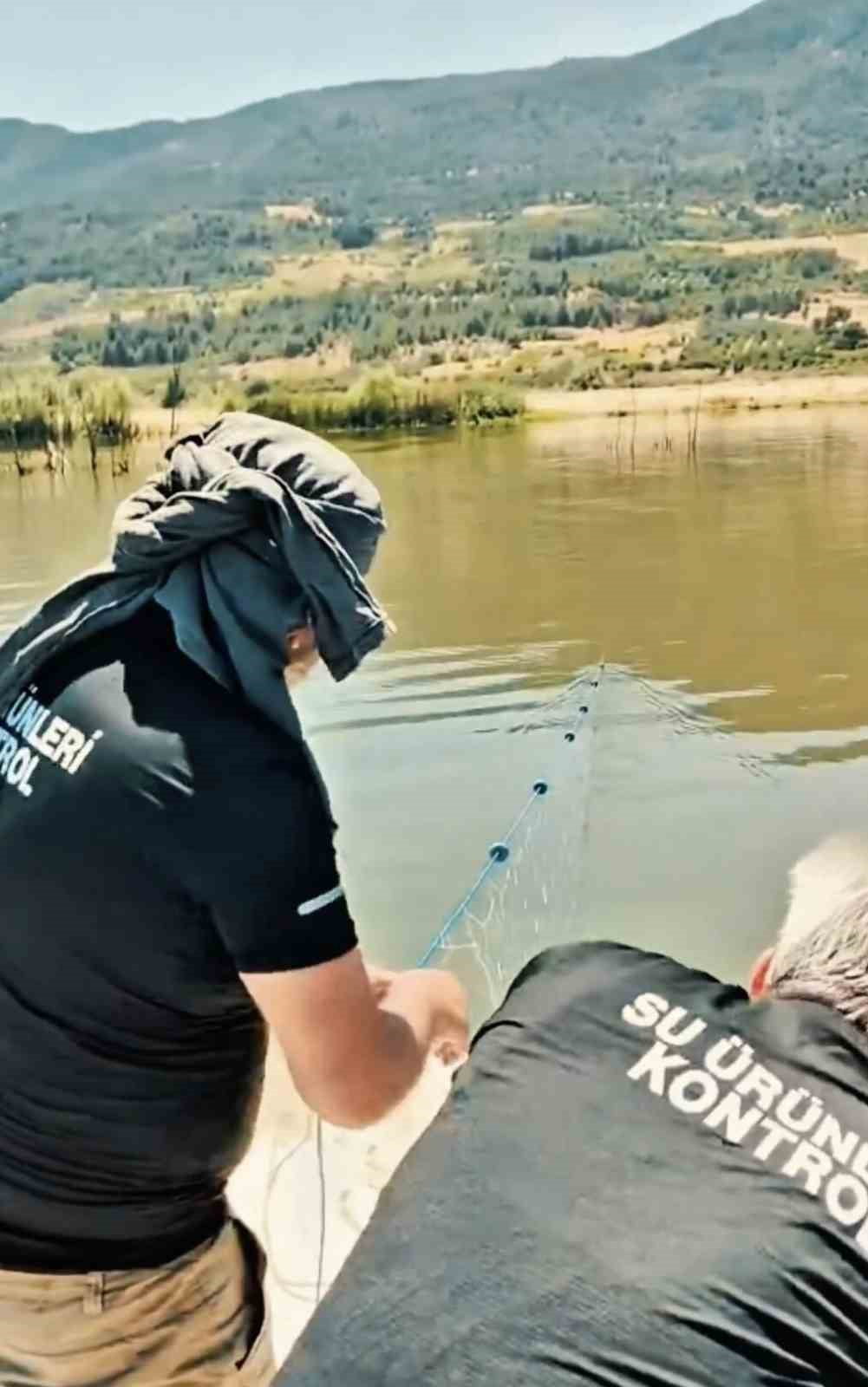 SAKARYA'NIN PAMUKOVA İLÇESİNDE GERÇEKLEŞTİRİLEN SU ÜRÜNLERİ DENETİMLERİNDE KAÇAK AVCILIKTA...