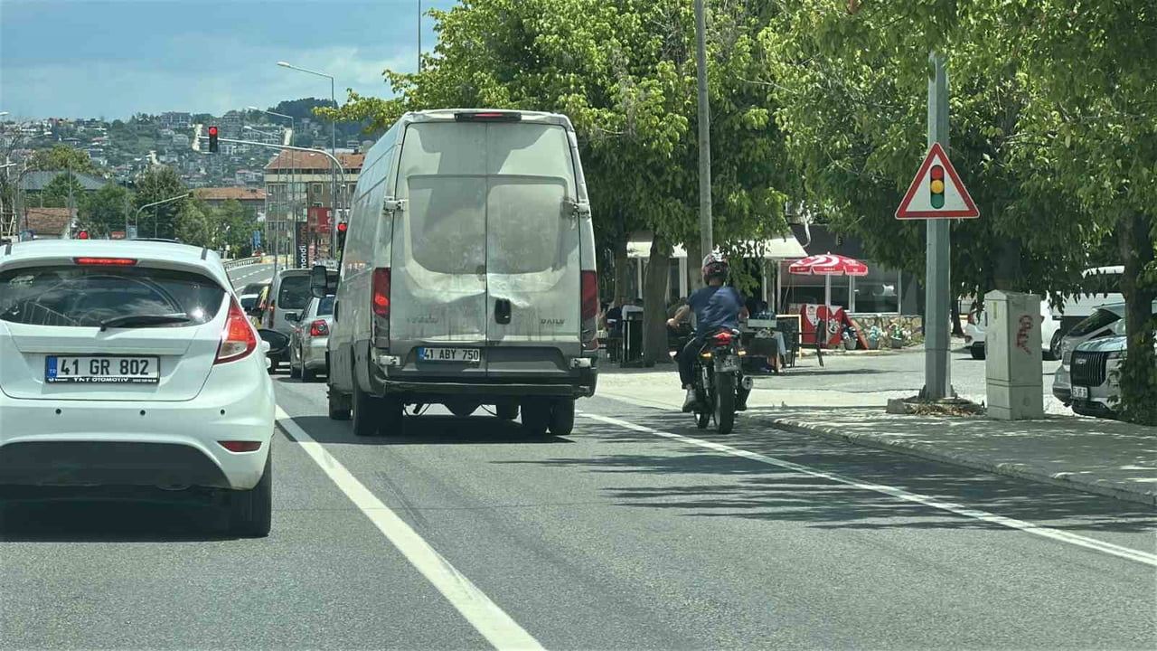 SAKARYA'NIN SAPANCA İLÇESİNDE PLAKASIZ VE ABART EGZOZLU MOTOSİKLETİN SÜRÜCÜSÜNÜN MAKAS ATARAK...