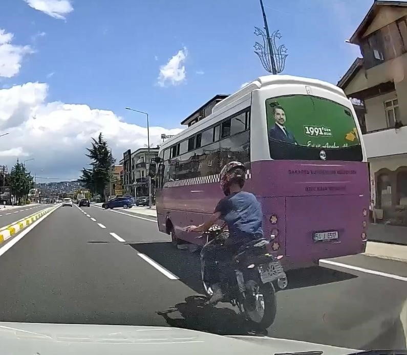 SAKARYA'NIN SAPANCA İLÇESİNDE PLAKASIZ VE ABART EGZOZLU MOTOSİKLETİN SÜRÜCÜSÜNÜN MAKAS ATARAK...