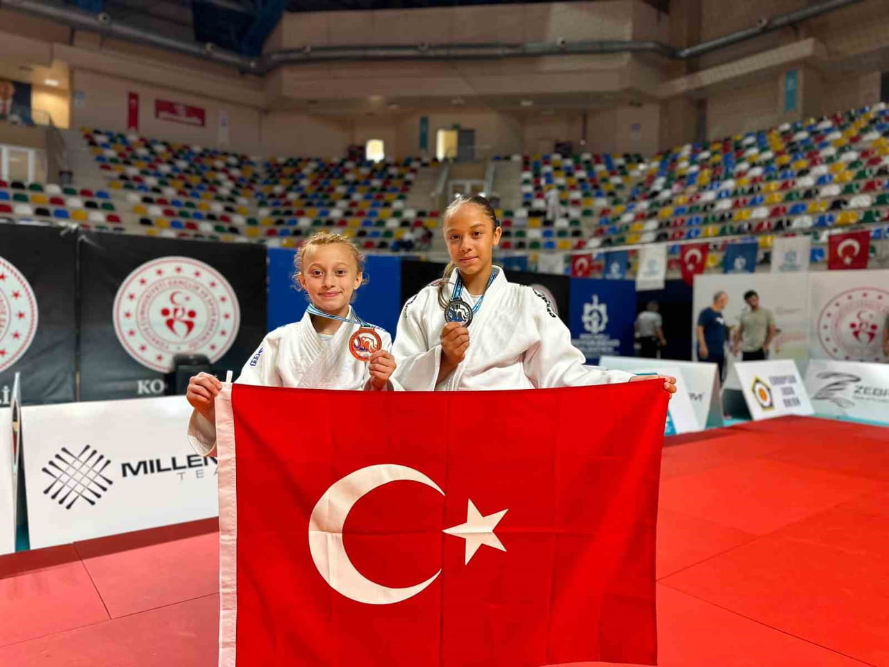 SAKARYA BÜYÜKŞEHİR BELEDİYESİ SPOR KULÜBÜ SPORCULARI, KOCAELİ'DE KATILDIKLARI YAĞLI GÜREŞ VE...