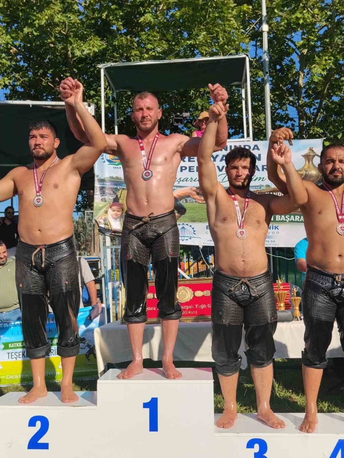 SAKARYA BÜYÜKŞEHİR BELEDİYESİ SPOR KULÜBÜ SPORCULARI, KOCAELİ'DE KATILDIKLARI YAĞLI GÜREŞ VE...