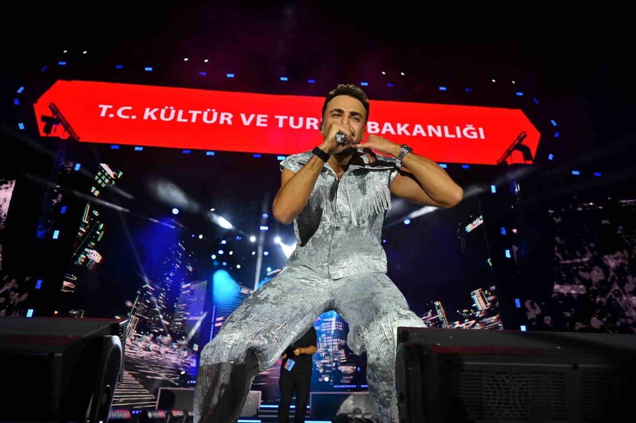 SAKARYA KÜLTÜR YOLU FESTİVALİ KAPSAMINDA SAHNE ALAN RAP SANATÇISI SEFO, SEVİLEN ŞARKILARINI...