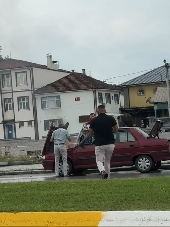 SAKARYA’NIN ADAPAZARI İLÇESİNDE SEYİR HALİNDEYKEN MOTOR KISMINDAN DUMANLAR YÜKSELEN OTOMOBİLİN...