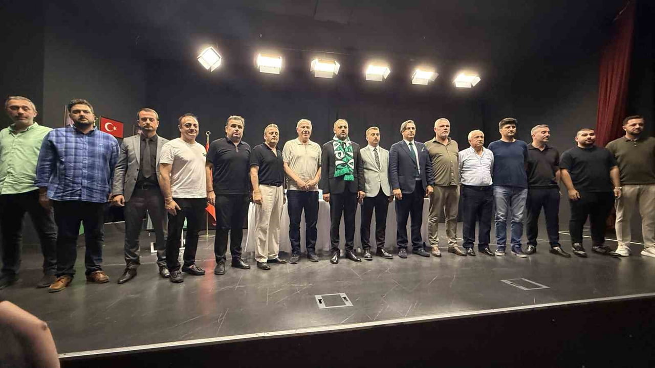 SAKARYASPOR OLAĞANÜSTÜ GENEL KURULU, ADAPAZARI İLÇESİNDE BULUNAN ORHAN GAZİ KÜLTÜR MERKEZİ'NDE...