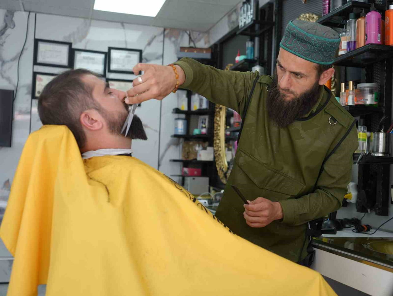 SALİH TEMUÇİN, BAYBURT’TA BERBERLİK YAPIYOR