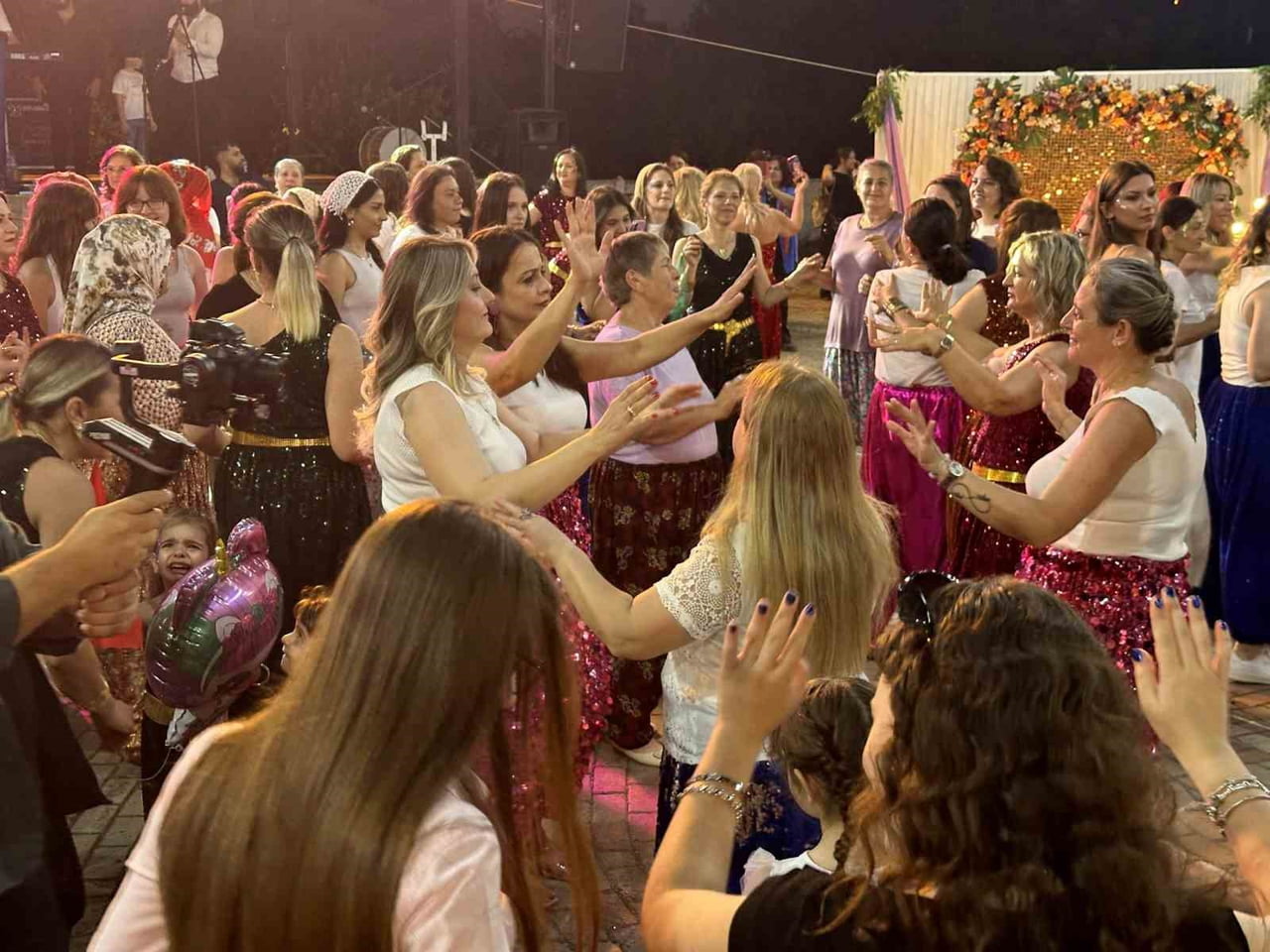 ŞALVARLI KADINLAR GECE BOYU EĞLENDİ.