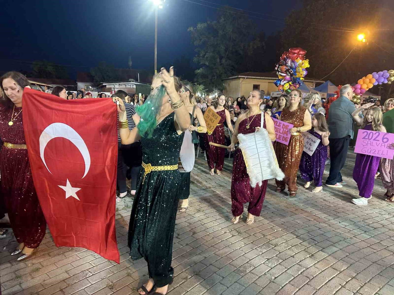 ŞALVARLI KADINLAR GECE BOYU EĞLENDİ.