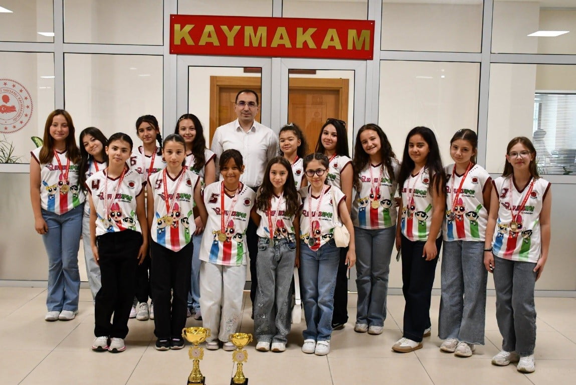 ŞAMPİYON VOLEYBOL TAKIMI
