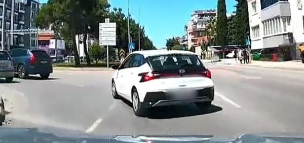SAMSUN'DA AKAN TRAFİKTE EN SAĞ ŞERİTTEN EN SOL ŞERİDE KONTROLSÜZ ŞEKİLDE GEÇMEYE ÇALIŞAN OTOMOBİL...
