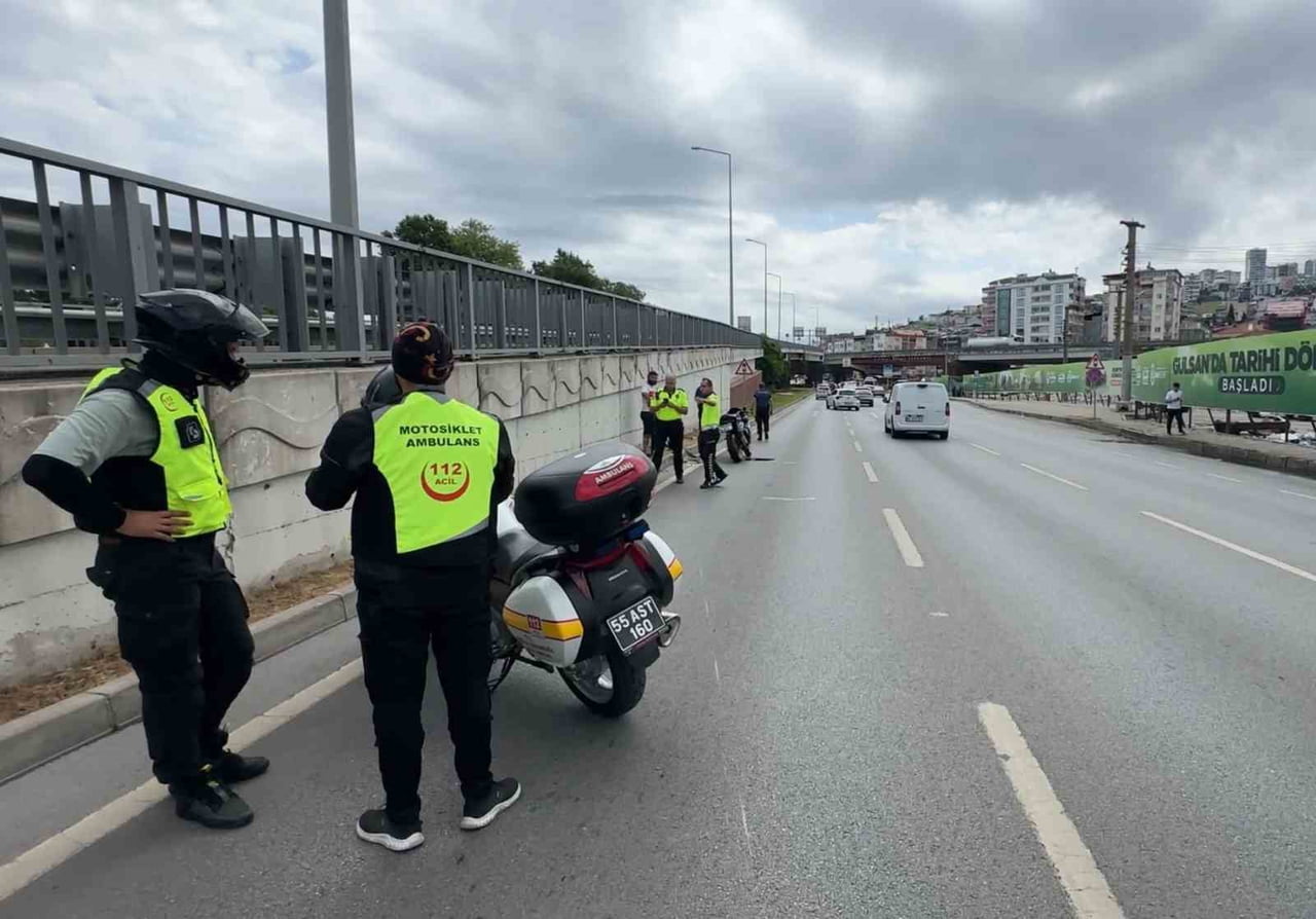 SAMSUN'DA DEVRİLEN MOTOSİKLETTEKİ 2 KİŞİ YARALANDI.