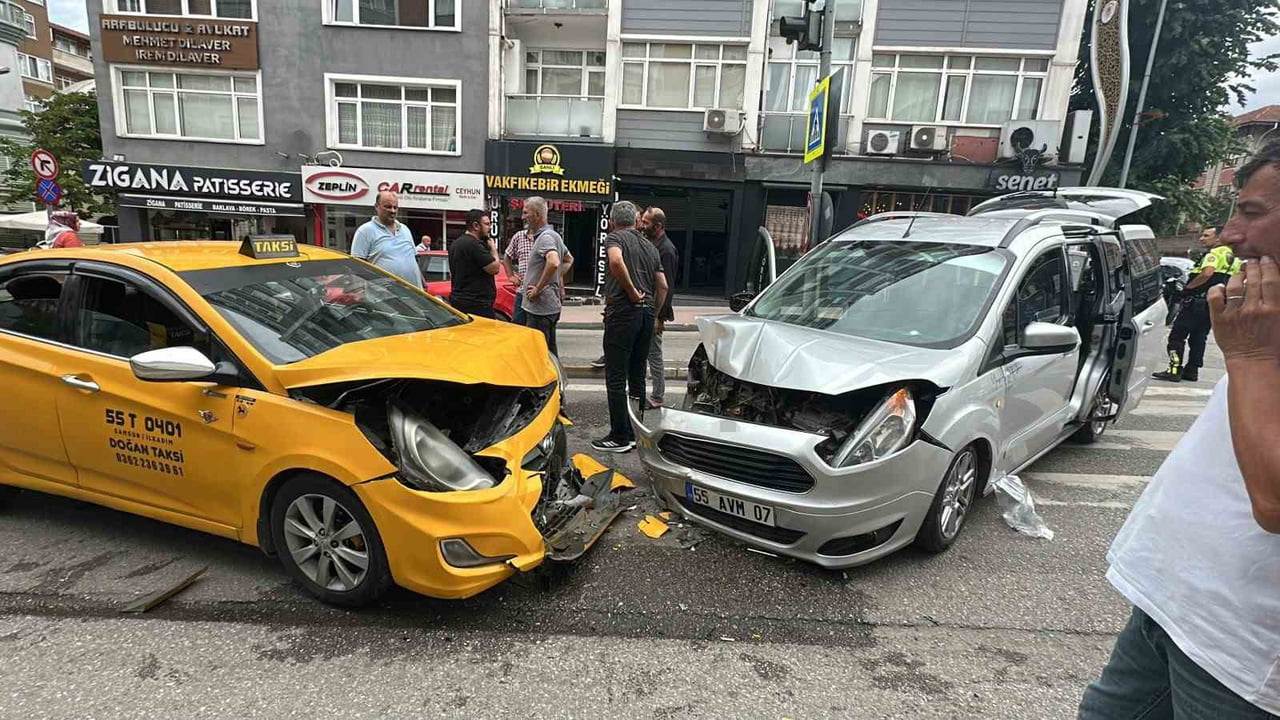 SAMSUN'DA HAFİF TİCARİ ARAÇ İLE TAKSİ KAFA KAFAYA ÇARPIŞTI, 2 KİŞİ YARALANDI
