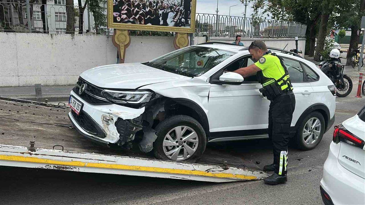 SAMSUN'DA İKİ ARACIN ÇARPIŞTIĞI TRAFİK KAZASINDA YARALANAN OLMAZKEN, ARAÇLARDA MADDİ HASAR MEYDANA...
