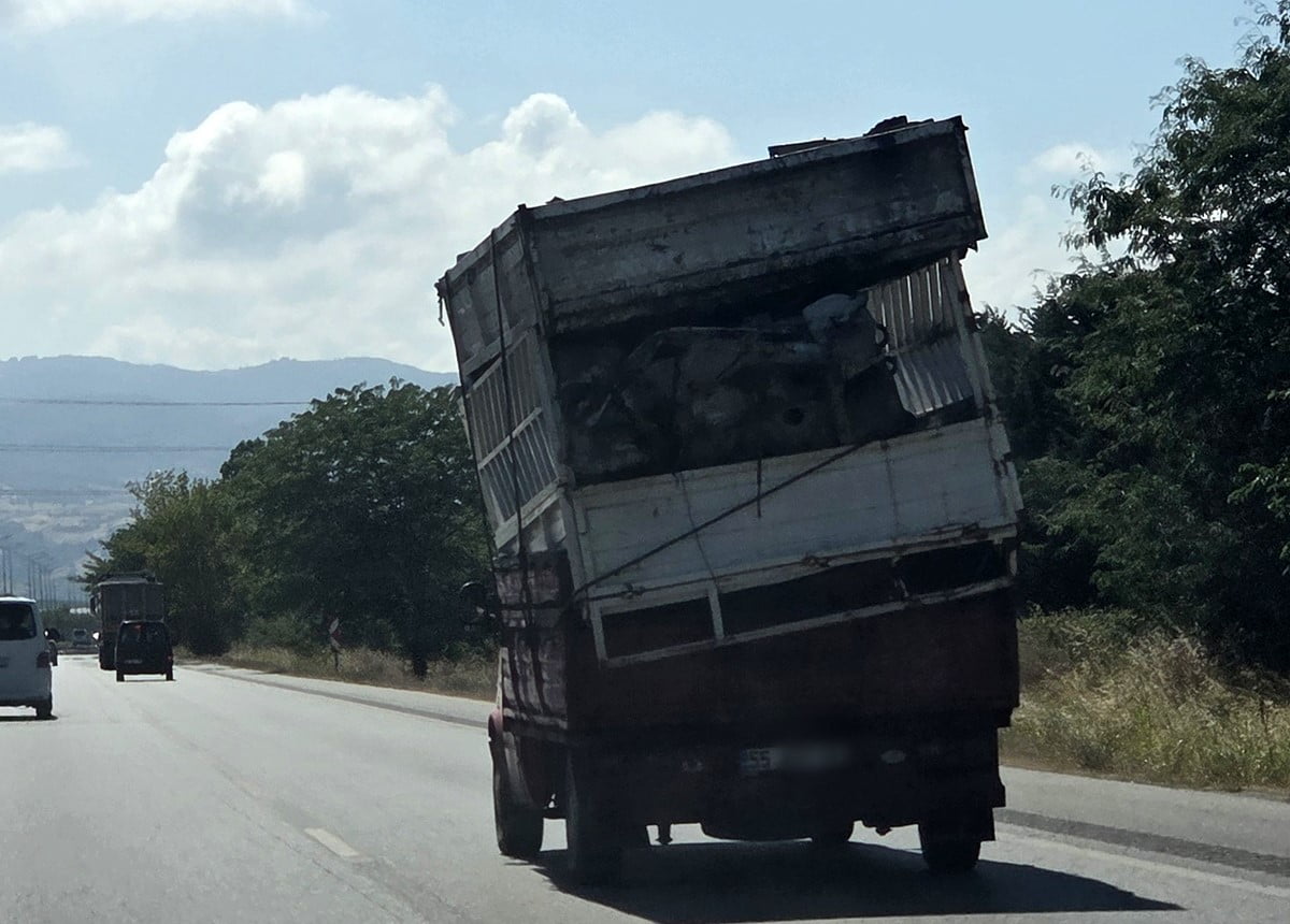 SAMSUN'DA KASASINDA HURDA KASALARI EĞİK ŞEKİLDE TAŞIYAN KAMYONET, TRAFİKTE TEHLİKE...