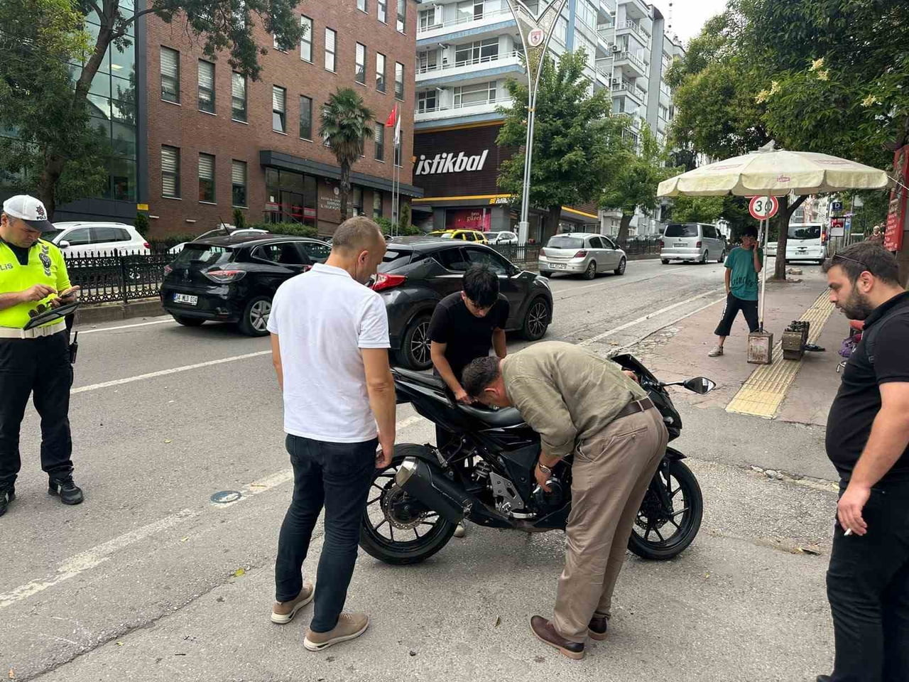 SAMSUN'DA MOTOSİKLETİN SUV ARACA ARKADAN ÇARPTIĞI KAZADA SÜRÜCÜ YARALANDI.