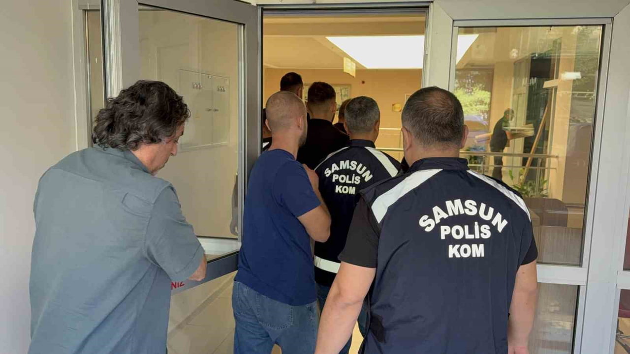 SAMSUN'DA POLİS EKİPLERİNCE ŞÜPHELİ ŞAHIS VE ARAÇLARA YÖNELİK GERÇEKLEŞTİRİLEN UYGULAMADA BİR...