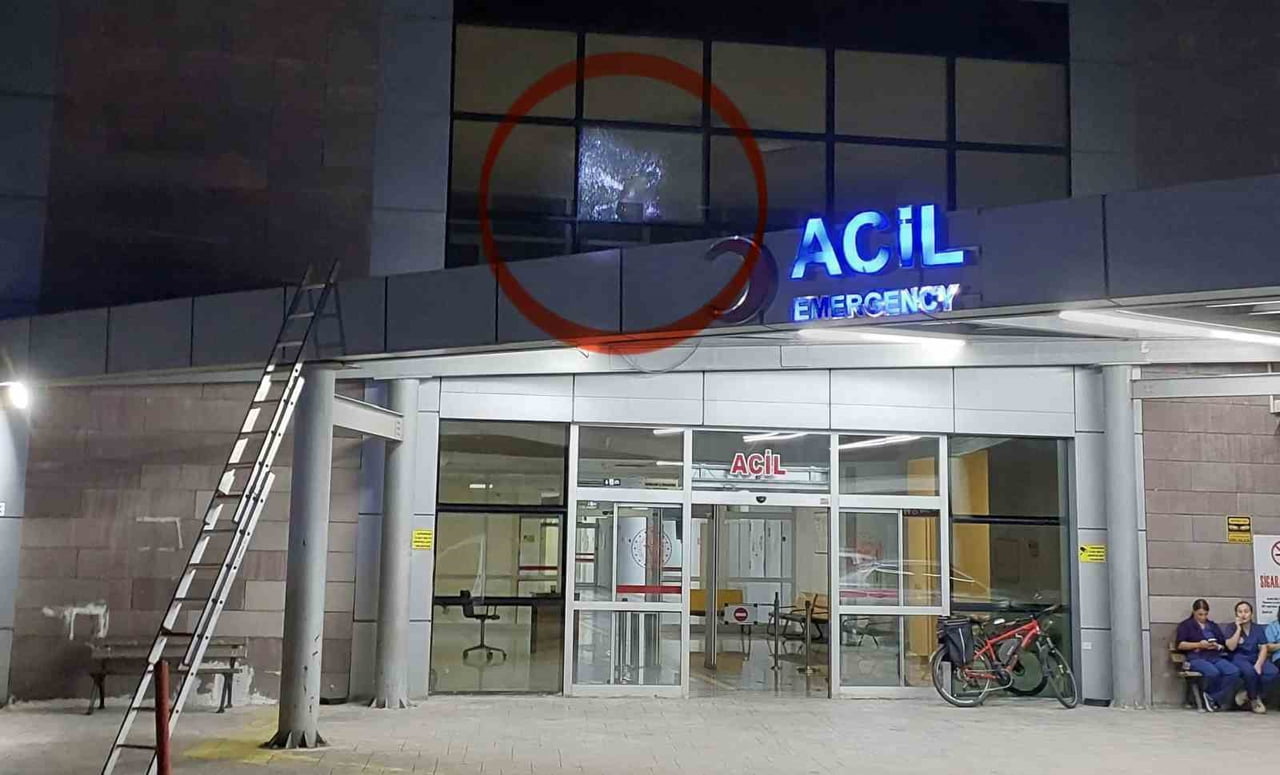 SAMSUN'DA RUH SAĞLIĞI VE HASTALIKLARI HASTANESİ'NİN ACİL SERVİS BÖLÜMÜNÜN ÜST KATINDAKİ CAMA...