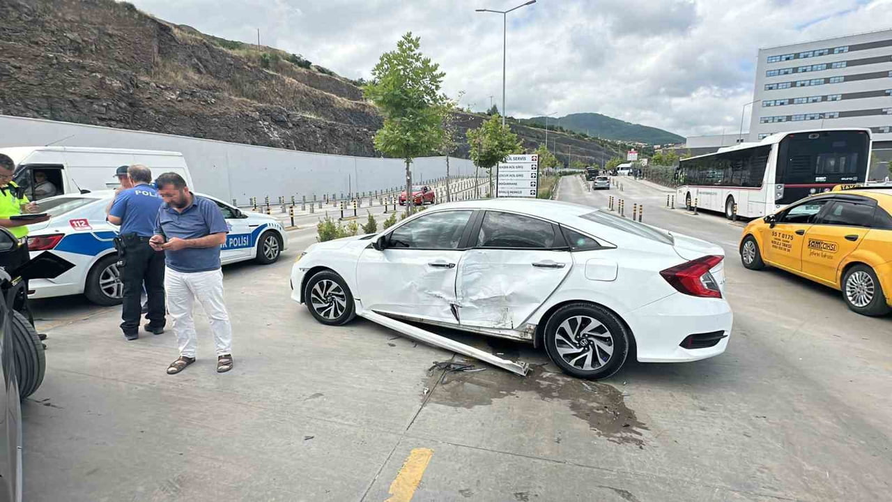 SAMSUN'DA ŞEHİR HASTANESİ YERLEŞKESİNDE SUV İLE OTOMOBİLİN ÇARPIŞTIĞI TRAFİK KAZASINDA 1 KİŞİ...
