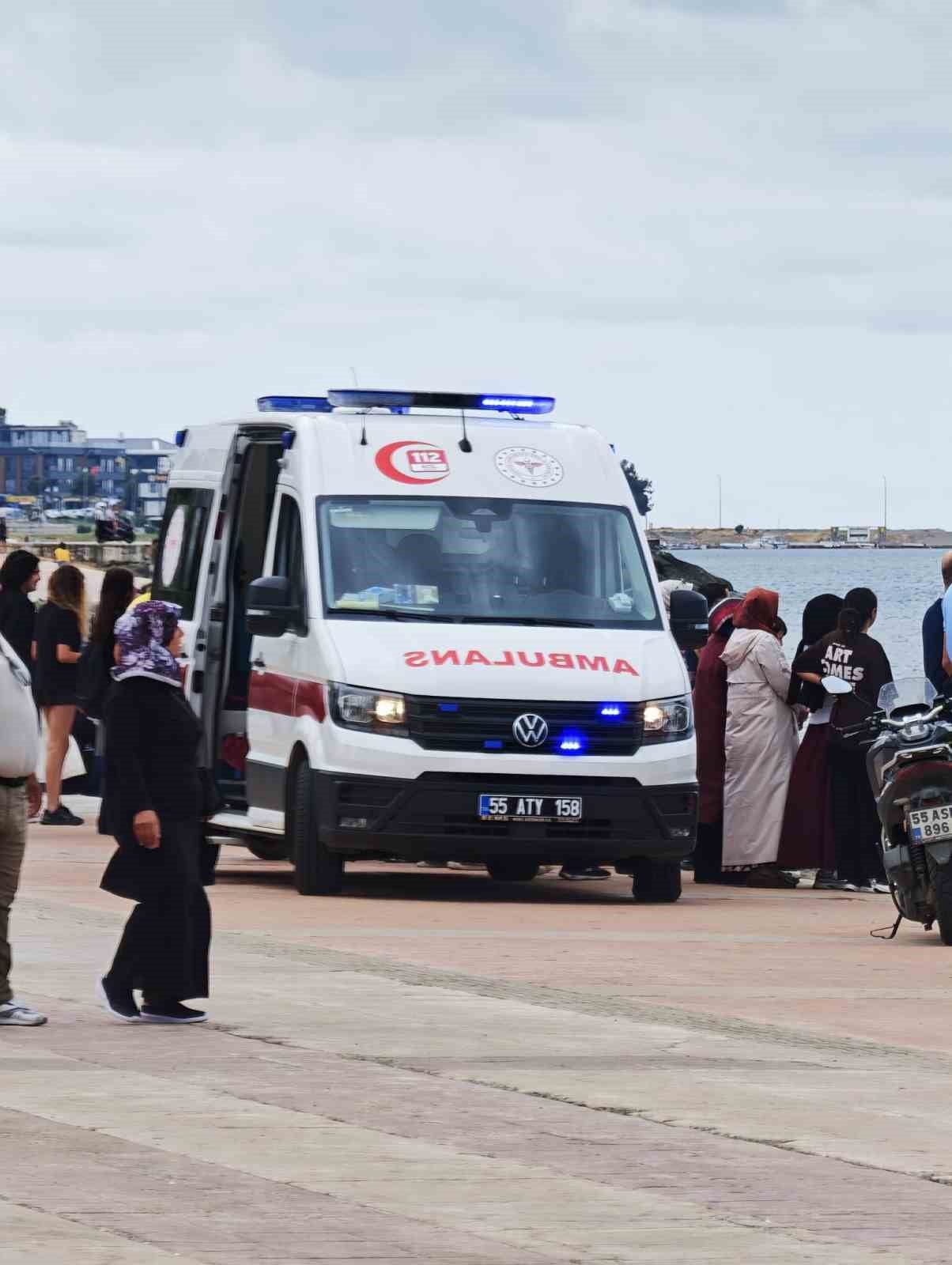 SAMSUN'UN ATAKUM İLÇESİNDE DENİZE GİREN BİR KİŞİ, ŞİDDETLİ DALGALAR NEDENİYLE KIYIYA DÖNEMEYİNCE...