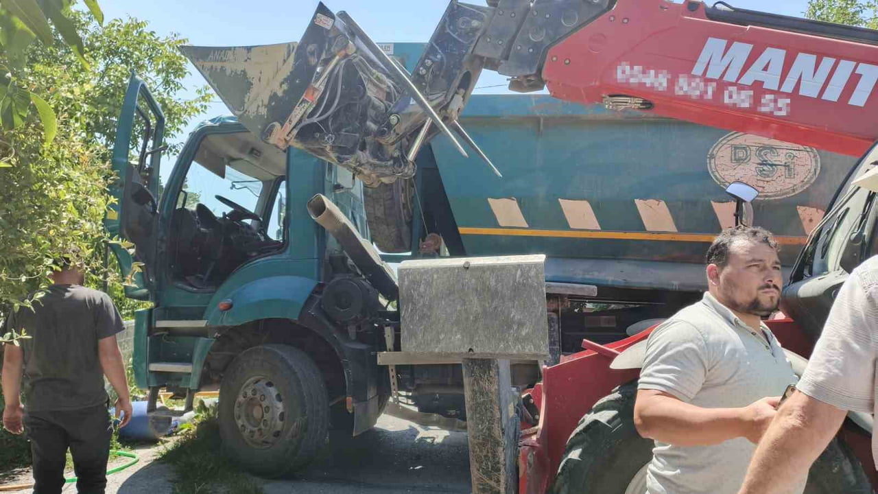 SAMSUN'UN BAFRA İLÇESİNDE İŞ MAKİNESİ İLE KAMYONUN KAVŞAKTA ÇARPIŞMASI SONUCU MEYDANA GELEN TRAFİK...