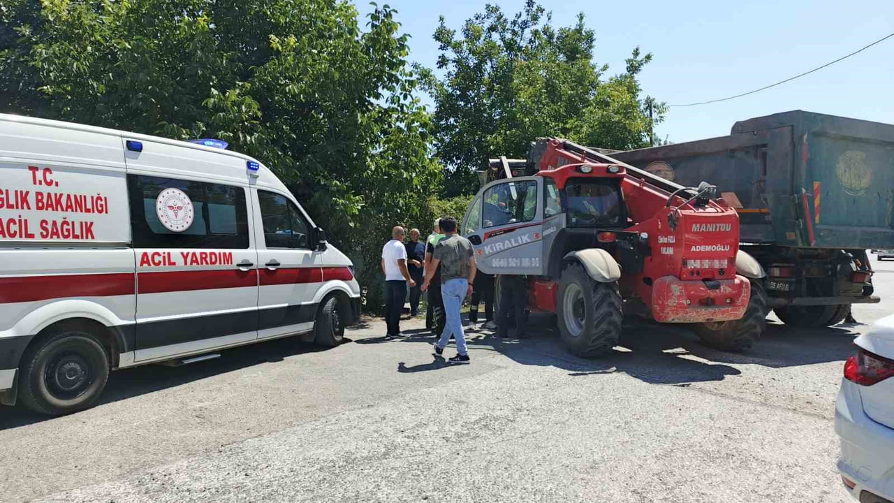 SAMSUN'UN BAFRA İLÇESİNDE İŞ MAKİNESİ İLE KAMYONUN KAVŞAKTA ÇARPIŞMASI SONUCU MEYDANA GELEN TRAFİK...