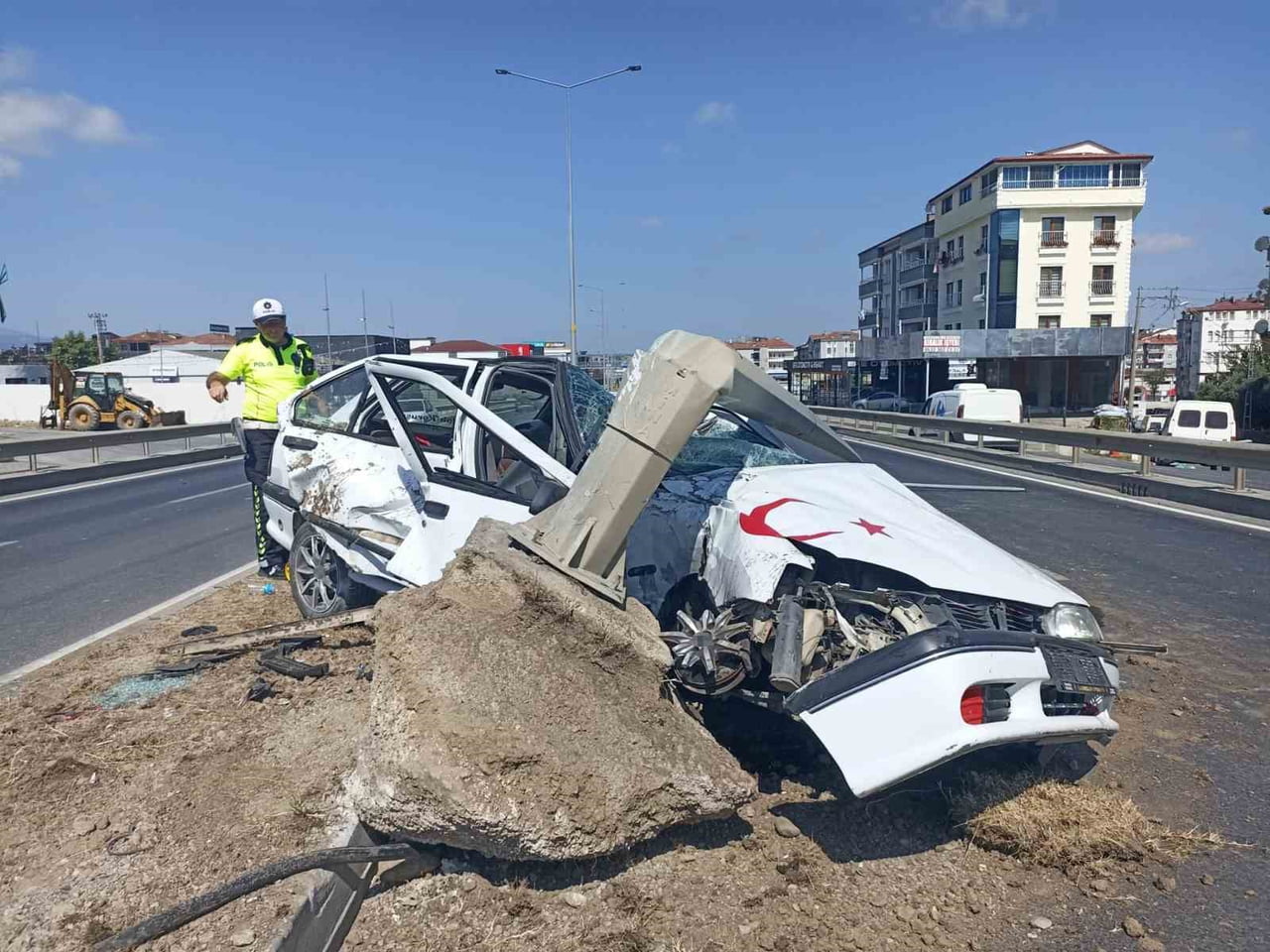 SAMSUN'UN BAFRA İLÇESİNDE KONTROLDEN ÇIKAN OTOMOBİLİN AYDINLATMA DİREĞİNE ÇARPMASI SONUCU 1 KİŞİ...