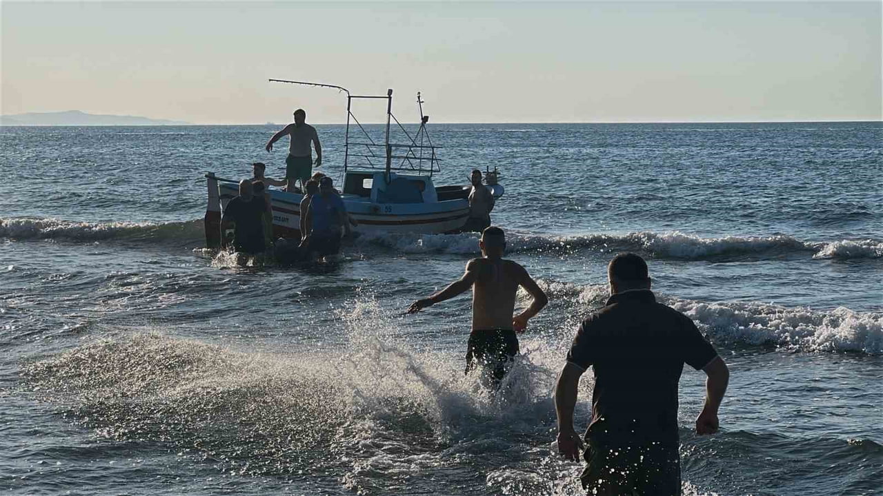 SAMSUN'UN ÇARŞAMBA İLÇESİNDE AYNI AİLEDEN 6 KİŞİNİN BULUNDUĞU TEKNENİN DENİZDE ALABORA OLMASI...