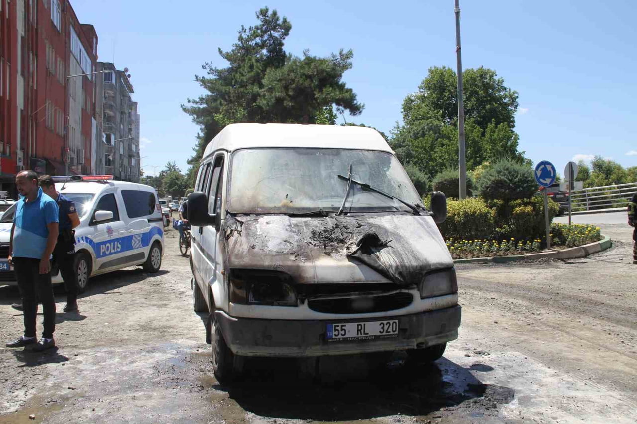 SAMSUN'UN ÇARŞAMBA İLÇESİNDE SEYİR HALİNDEKİ MİNİBÜSTE ÇIKAN YANGIN İTFAİYE EKİPLERİNİN...