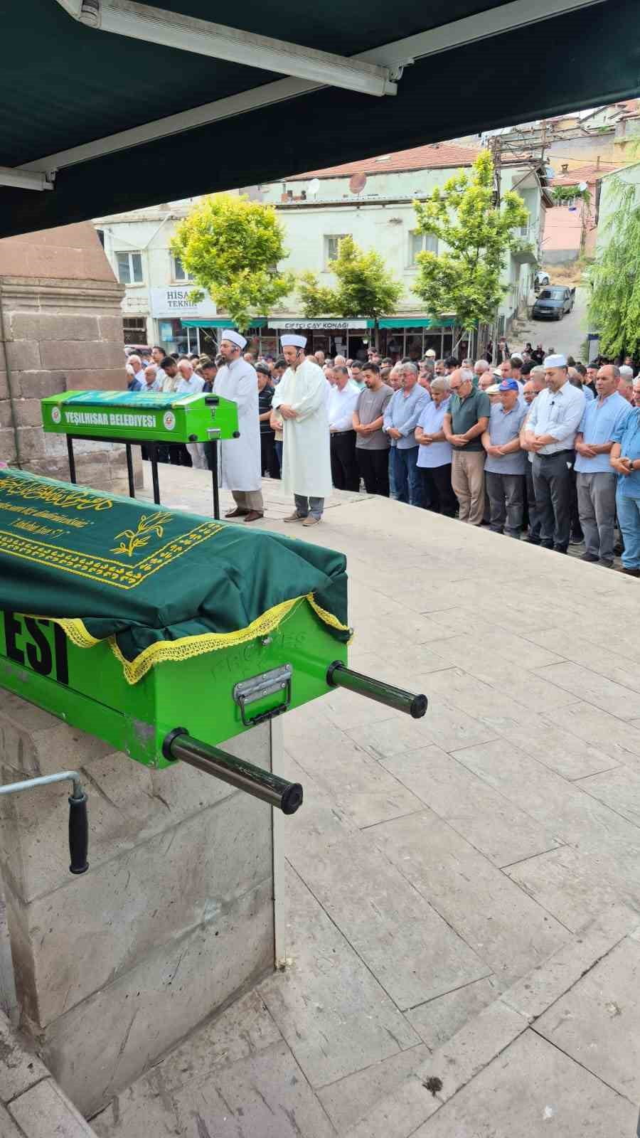 SAMSUN'UN ÇARŞAMBA İLÇESİNDE TEKNENİN DENİZDE ALABORA OLMASI SONUCU HAYATINI KAYBEDEN AYNI AİLEDEN...