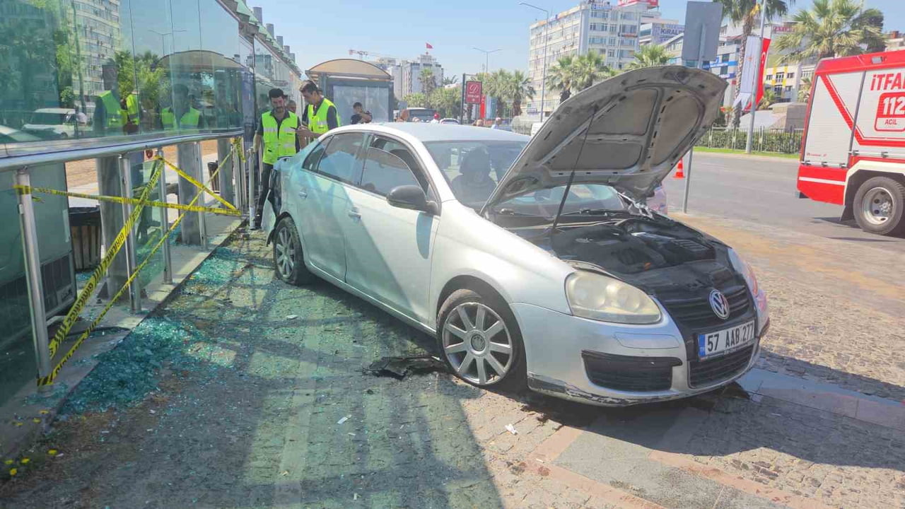 SAMSUN'UN İLKADIM İLÇESİNDE OTOMOBİLİN TRAMVAY İSTASYONUNA ÇARPTIĞI KAZADA 3 KİŞİ...