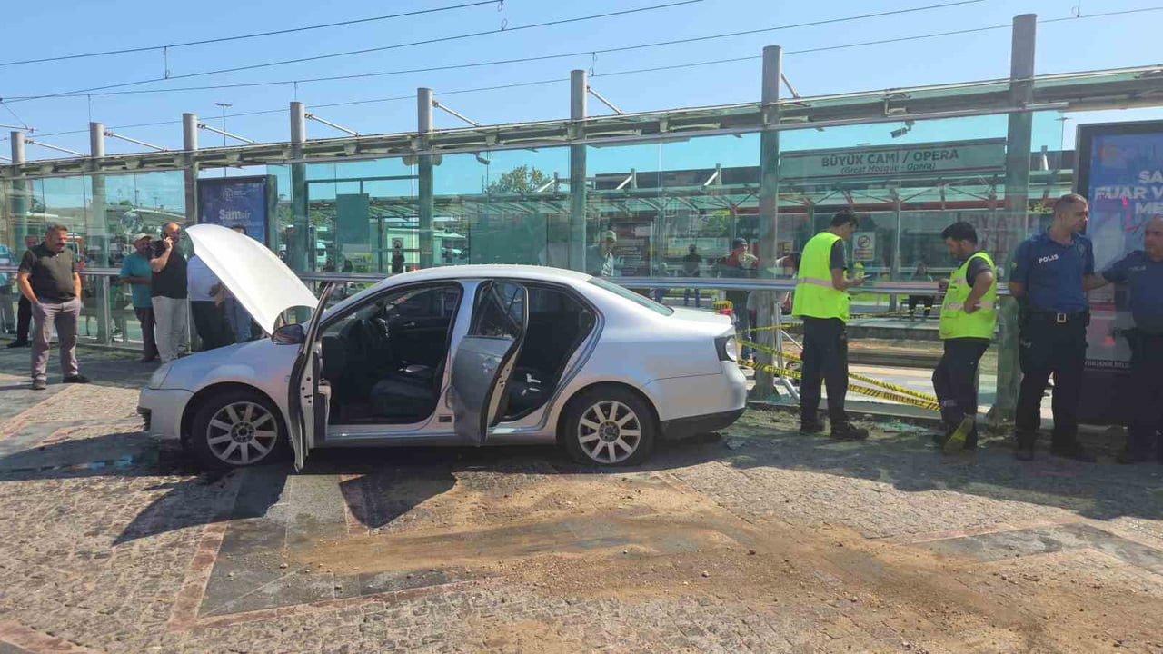 SAMSUN'UN İLKADIM İLÇESİNDE OTOMOBİLİN TRAMVAY İSTASYONUNA ÇARPTIĞI KAZADA 3 KİŞİ...